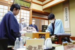 　第３５期竜王戦７番勝負第５局２日目、７０手目を指す藤井聡太竜王。左は広瀬章人八段＝２６日午前、福岡県福津市の宮地嶽神社（代表撮影）