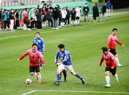 　２６日、ソウルで開かれた日本と韓国の超党派国会議員によるサッカーの親善試合（共同）