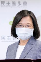 　台湾統一地方選で民進党が大敗し、記者会見に臨む蔡英文総統＝２６日、台北（共同）