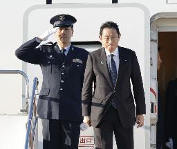 　米国へ向け、政府専用機で出発する岸田首相＝１７日、羽田空港