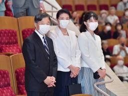 　コンサートの開演前、来場者にあいさつされる天皇ご一家＝１８日午後、東京都港区のサントリーホール（代表撮影）