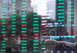 　上海にある株価ボード＝２０２０年（ロイター＝共同）
