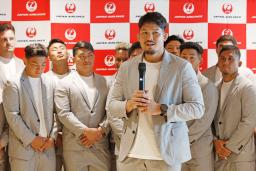　羽田空港での出発セレモニーであいさつするラグビー日本代表の姫野和樹主将（手前）＝１９日午前