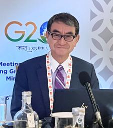 　Ｇ２０デジタル経済相会合後に記者会見する河野デジタル相＝１９日、インド南部ベンガルール（共同）