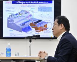 　東京電力福島第１原発で小早川智明社長らと面会する岸田首相＝２０日午後