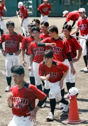 　休養日に練習する藤本（手前から２人目）ら土浦日大の選手たち＝兵庫県西宮市
