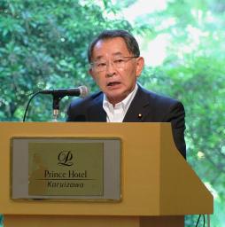 　自民党安倍派の研修会であいさつする塩谷元文科相＝２０日午後、長野県軽井沢町