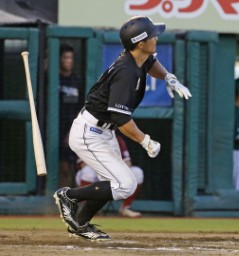 　７回ロッテ１死三塁、荻野が左前に適時打を放つ＝楽天モバイルパーク