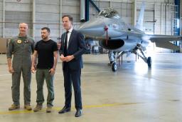 　Ｆ１６戦闘機の前でポーズを取るオランダのルッテ首相（右）とウクライナのゼレンスキー大統領（中央）＝２０日、アイントホーフェン（ＡＰ＝共同）