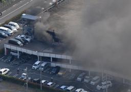 　煙が上がるパチンコ店の立体駐車場＝２０日午後４時３５分、神奈川県厚木市（共同通信社ヘリから）