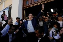 　２０日、グアテマラ市で大統領選の投票を終えたベルナルド・アレバロ元外務次官（中央）（ＡＰ＝共同）