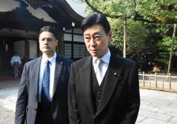 　靖国神社を参拝し、記者の質問に答える西村経産相＝２１日午前、東京・九段北