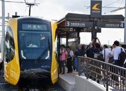 　停留場に到着した次世代型路面電車（ＬＲＴ）の車両「ライトライン」に乗車する報道関係者＝２１日午前、宇都宮市