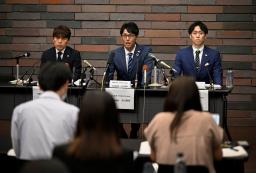 　告発状を提出後、記者会見するイベント主催会社「ＴｒｙＨａｒｄ　Ｊａｐａｎ」の大付楽洋代表取締役（中央）ら＝２１日午前、大阪市