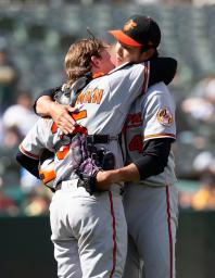 　アスレチックスに勝利し、捕手と喜ぶオリオールズ・藤浪。９回に登板し１回１安打無失点だった＝オークランド（ＵＳＡトゥデー・ロイター＝共同）