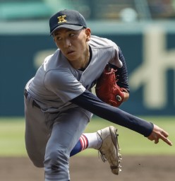 　土浦日大戦で力投する慶応・小宅＝甲子園