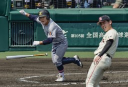 　慶応―土浦日大　６回裏慶応１死三塁、大村が右前に適時打を放つ。投手藤本＝甲子園
