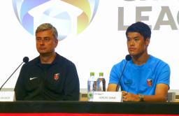 　サッカーＡＣＬのプレーオフを前に、記者会見する浦和の酒井（右）とスコルジャ監督＝２１日、埼玉スタジアム