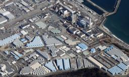 　東京電力福島第１原発の敷地内に並ぶ処理水の保管タンク（手前）＝２０２２年２月