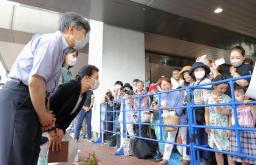 　栃木県の那須塩原駅に到着し、集まった人たちと交流される天皇、皇后両陛下と長女愛子さま＝２１日午後（代表撮影）