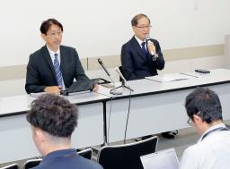 　記者会見する旧統一教会の近藤徳茂法務局副局長（右）と徳永信一弁護士＝２１日午後、福岡市