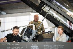 　デンマークの空軍基地でＦ１６戦闘機の座席に座るウクライナのゼレンスキー大統領（左）とデンマークのフレデリクセン首相（右）＝２０日（Ｍａｄｓ　Ｃｌａｕｓ　Ｒａｓｍｕｓｓｅｎ／Ｒｉｔｚａｕ　Ｓｃａｎｐｉｘ提供・ＡＰ＝共同）