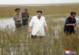 　北朝鮮・平安南道で海水につかる被害が発生した干拓地を視察する金正恩朝鮮労働党総書記（中央）＝２１日（朝鮮中央通信＝共同）