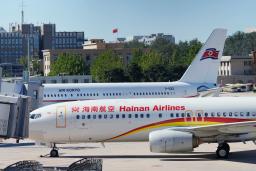 　平壌から北京首都国際空港に到着した高麗航空の旅客機（奥）＝２２日（共同）