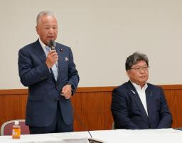 　政府が保有するＮＴＴ株売却の可否を検討する自民党のプロジェクトチームの役員会初会合で、あいさつする座長の甘利前幹事長。右は萩生田政調会長＝２２日午前、東京・永田町の党本部
