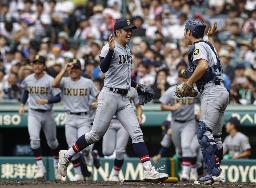 　履正社に勝利しタッチを交わす高橋（手前左）と尾形の仙台育英バッテリー＝１７日、甲子園