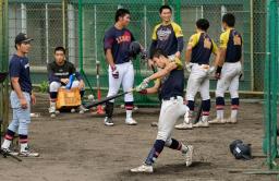 　休養日に練習する山田主将（手前）ら仙台育英の選手たち＝兵庫県西宮市