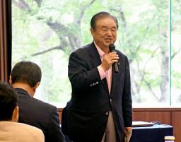　自民党谷垣グループの研修会であいさつする遠藤総務会長＝２２日午後、長野県軽井沢町