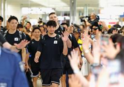 　那覇空港に到着し、ファンの出迎えを受けるバスケットボール男子日本代表＝２２日夕