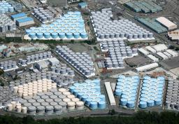 　東京電力福島第１原発の敷地内に並ぶ処理水の保管タンク＝２２日午前１１時１８分（共同通信社ヘリから）