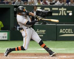　８回巨人１死、ブリンソンが左越えに２者連続本塁打となる勝ち越しソロを放つ＝東京ドーム