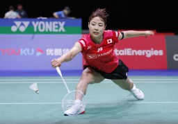 　女子シングルス２回戦　インドのシンドゥ・プサルラと対戦する奥原希望＝コペンハーゲン（共同）