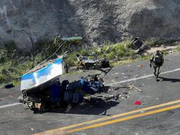 　南米ベネズエラからの移民らを乗せたバスがトラックと衝突し、少なくとも１６人が死亡した事故現場＝２２日、メキシコ南部オアハカ州（ロイター＝共同）