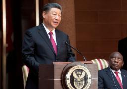 　新興５カ国（ＢＲＩＣＳ）首脳会議に合わせ南アフリカを訪問し、プレトリアの施設で話す中国の習近平国家主席＝２２日（ロイター＝共同）