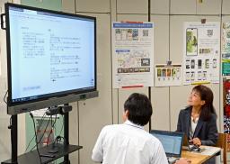 　業務で「チャットＧＰＴ」を使う東京都の職員＝２３日、東京都庁