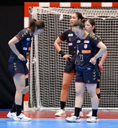 　韓国に敗れ、肩を落とす相沢（２３）ら日本の選手たち＝マエダハウジング東区ＳＣ