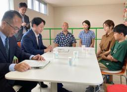 　重度障害のある子どもを支援する施設の職員（中央２人）らと意見交換する小倉こども政策相（左から２人目）＝２３日午後、東京都足立区