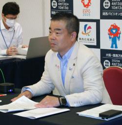 　政府の地方制度調査会に提言する関西広域連合の三日月大造連合長＝２３日午後、徳島市