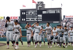　慶応に敗れ、肩を落とす仙台育英ナイン＝甲子園
