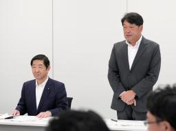 　防衛装備品の輸出ルール見直しを巡る自民、公明両党の実務者協議であいさつする自民の小野寺五典安全保障調査会長。左は公明の佐藤茂樹外交安保調査会長＝２３日午後、国会