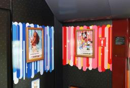 　ディズニーの人気キャラクターの装飾が施されたＪＲ九州新幹線車両の車内＝２３日午後、熊本市