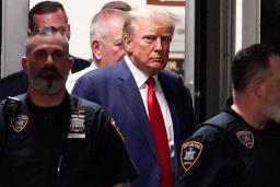 　米ニューヨークの裁判所に姿を見せたトランプ前大統領（中央）＝４月（ＡＰ＝共同）