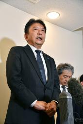 　福島県いわき市で記者の質問に答える東京電力の小早川智明社長＝２３日午後