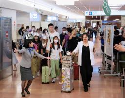 　中国からの団体旅行が解禁され、北京から羽田空港に到着した団体客ら＝２３日夜