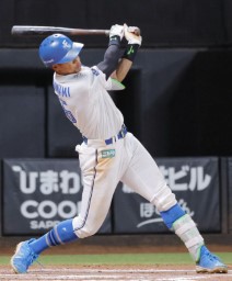 　６回日本ハム１死、万波が中越えに本塁打を放つ＝エスコンフィールド