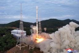 　北朝鮮・東倉里の西海衛星発射場で行われた軍事偵察衛星打ち上げの様子＝５月（朝鮮通信＝共同）